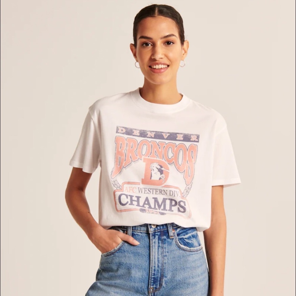 Women’s Oversized Boyfriend Denver Broncos Graphic Tee